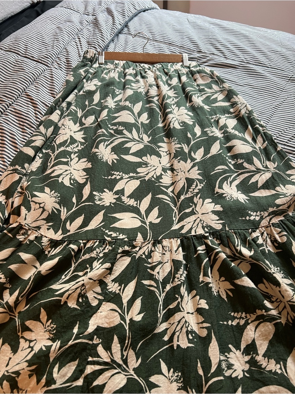 Abercrombie Linen-Blend Tiered Maxi Skirt (M) - Picture 2 of 4